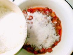 Варенье пятиминутка из клубники - шаг 4