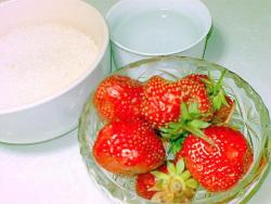 Варенье пятиминутка из клубники - шаг 1