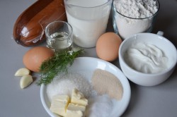 Ватрушки с копченым сыром и укропом из дрожжевого теста - шаг 1