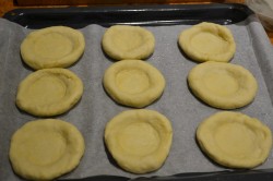 Ватрушки с копченым сыром и укропом из дрожжевого теста - шаг 11