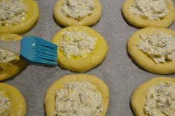 Ватрушки с копченым сыром и укропом из дрожжевого теста - шаг 13