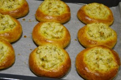 Ватрушки с копченым сыром и укропом из дрожжевого теста - шаг 14