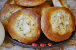 Ватрушки с копченым сыром и укропом из дрожжевого теста - шаг 16