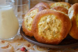 Ватрушки с копченым сыром и укропом из дрожжевого теста - шаг 17