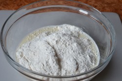 Ватрушки с копченым сыром и укропом из дрожжевого теста - шаг 3