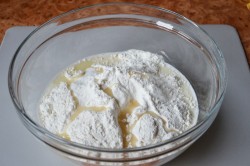 Ватрушки с копченым сыром и укропом из дрожжевого теста - шаг 4