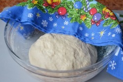 Ватрушки с копченым сыром и укропом из дрожжевого теста - шаг 5