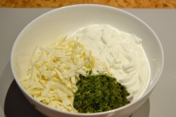 Ватрушки с копченым сыром и укропом из дрожжевого теста - шаг 6