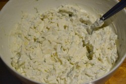 Ватрушки с копченым сыром и укропом из дрожжевого теста - шаг 7