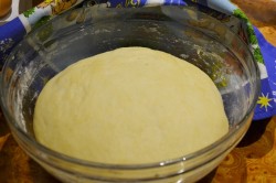 Ватрушки с копченым сыром и укропом из дрожжевого теста - шаг 8