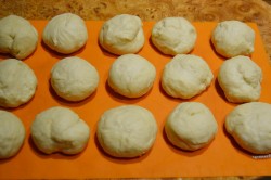 Ватрушки с копченым сыром и укропом из дрожжевого теста - шаг 9