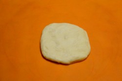 Ватрушки с копченым сыром и укропом из дрожжевого теста - шаг 10