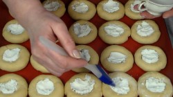 Ватрушки с творогом и джемом - шаг 10 Ватрушки с творогом и джемом - шаг 10