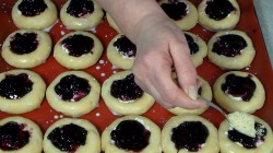 Ватрушки с творогом и джемом - шаг 11 Ватрушки с творогом и джемом - шаг 11