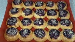 Ватрушки с творогом и джемом - шаг 13 Ватрушки с творогом и джемом - шаг 13