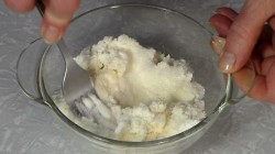 Ватрушки с творогом и джемом - шаг 5 Ватрушки с творогом и джемом - шаг 5