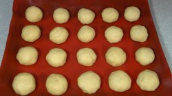 Ватрушки с творогом и джемом - шаг 8 Ватрушки с творогом и джемом - шаг 8