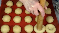 Ватрушки с творогом и джемом - шаг 9 Ватрушки с творогом и джемом - шаг 9