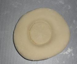 Ватрушки с творогом на тесте со свежими дрожжами - шаг 4 Ватрушки с творогом на тесте со свежими дрожжами - шаг 4