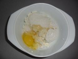 Ватрушки с творогом на тесте со свежими дрожжами - шаг 2 Ватрушки с творогом на тесте со свежими дрожжами - шаг 2