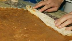 Рулет с бананом Весёлая обезьянка - шаг 7