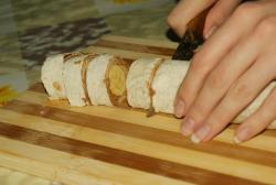 Рулет с бананом Весёлая обезьянка - шаг 10