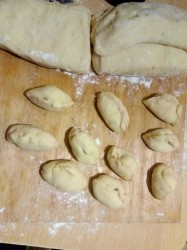 Булочки Весёлая семейка из дрожжевого теста с вареньем - шаг 10 Булочки Весёлая семейка из дрожжевого теста с вареньем - шаг 10