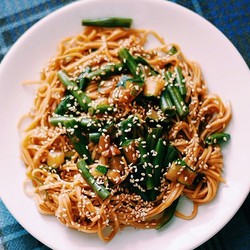 Яичная лапша с вигной и цукини
