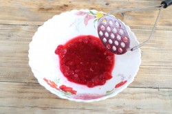 Вино из красной смородины домашнее - шаг 3