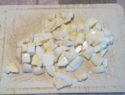 Вкусная окрошка с курицей на кефире - шаг 4 Вкусная окрошка с курицей на кефире - шаг 4