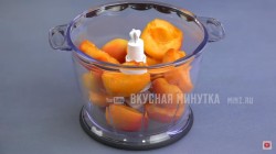 Абрикосовый кисло-сладкий соус на зиму за 5 минут - шаг 1