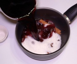 Фруктовый глинтвейн с красным вином и коньяком - шаг 7 Фруктовый глинтвейн с красным вином и коньяком - шаг 7