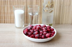 Домашняя настойка на клюкве на водке - шаг 1 Домашняя настойка на клюкве на водке - шаг 1