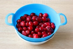 Домашняя настойка на клюкве на водке - шаг 2 Домашняя настойка на клюкве на водке - шаг 2