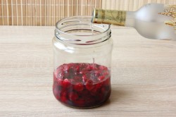 Домашняя настойка на клюкве на водке - шаг 4 Домашняя настойка на клюкве на водке - шаг 4