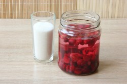 Домашняя настойка на клюкве на водке - шаг 5 Домашняя настойка на клюкве на водке - шаг 5