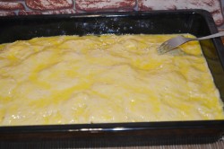 Воздушный пирог с начинкой яблоками - шаг 11