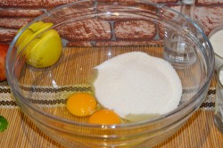 Воздушный пирог с начинкой яблоками - шаг 2