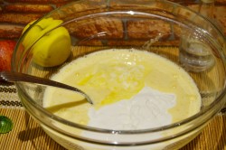 Воздушный пирог с начинкой яблоками - шаг 3