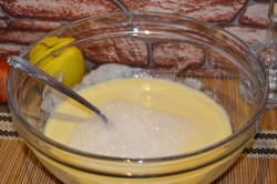 Воздушный пирог с начинкой яблоками - шаг 4