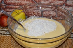 Воздушный пирог с начинкой яблоками - шаг 5