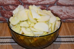 Воздушный пирог с начинкой яблоками - шаг 7