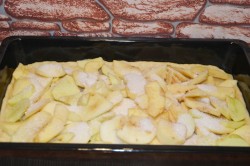 Воздушный пирог с начинкой яблоками - шаг 9