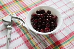 Вяленая вишня в домашних условиях - шаг 1 Вяленая вишня в домашних условиях - шаг 1