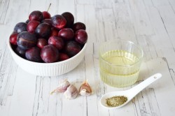 Вяленые сливы с чесноком - шаг 1 Вяленые сливы с чесноком - шаг 1