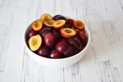 Вяленые сливы с чесноком - шаг 2 Вяленые сливы с чесноком - шаг 2