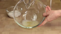 Как взбить белок с сахаром в густую пену для меренгов и не только - шаг 4
