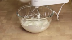 Как взбить белок с сахаром в густую пену для меренгов и не только - шаг 5