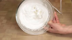 Как взбить белок с сахаром в густую пену для меренгов и не только - шаг 6