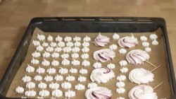 Как взбить белок с сахаром в густую пену для меренгов и не только - шаг 8